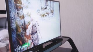 Gamer hölgyemény konzolozás helyett dákót kap