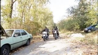 Világos Szőke kisasszonyt basznak meg a motoros pasik