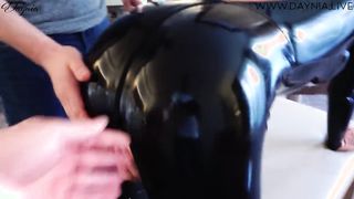 Latex ruhás anyukát popóba basznak