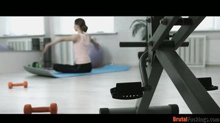 Jogázó tini sunát szexel análba az edő