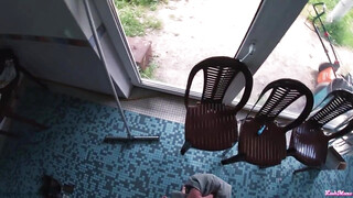 Tetovált orosz tini hölgyemény a medencénél dug