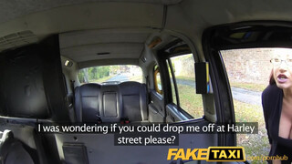 FakeTaxi - nagy tőgyes Milf szétbaszatja magát a Taxiban