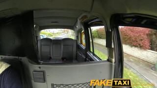 FakeTaxi - koleszos kisasszony ordítva élvez