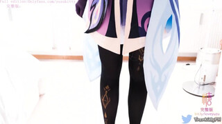 Cosplay-es kiscsaj lábbal kúrel és aztán őt kefélik