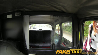 FakeTaxi bombázó vörös kisasszony extra kannákkal
