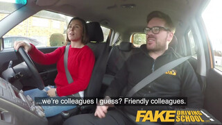 Fake Driving School hétköznapi nőci csattogó csöcsökkel