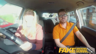 Fake Driving School óriási eredeti csöcsök a autóban