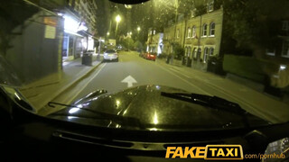 FakeTaxi utcán álló hölgyemény szeret szopni