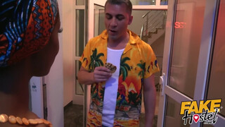 Fake Hostel afrikai picsa és egy spanyol pina közösen