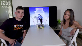 Tini kicsike kannás csajszi és a tetovált csávó - Hot Guys Fuck