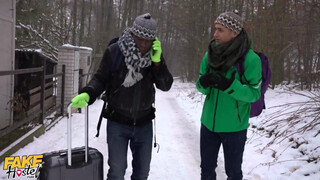 Hatalmas mellű tini spiné és a turista srácok - Fake Hostel