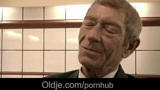 Magyar pornófilmes nőci baszik idős krapekkal - Oldje