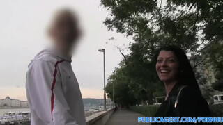 PublicAgent - Vivien Bell a gyönyörű roma spiné