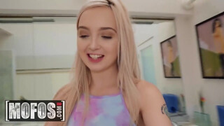 MOFOS - Lexi Lore alaposan hátsó bejáratba dugva