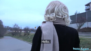 Public Agent - világos szőke barna lány és a vastag farok