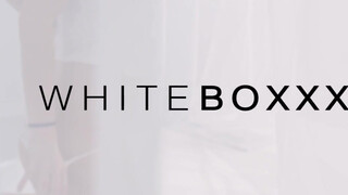 WHITEBOXXX - cuki vörös hölgyemény beleül a méretes faszba