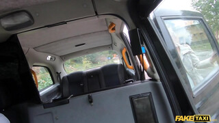 Fake Taxi - Cuki picsa kúrni akar a taxiban