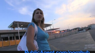 PublicAgent - szegény csajszi tényleg azt hiszi modell lehet