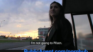 PublicAgent - fullos ázsiai kisasszony felszedve a buszmegállóban