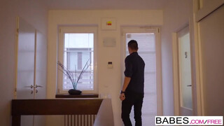 Babes - Paula Shy a méretes cickós bige