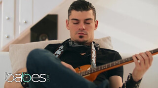 Babes - Mia Evans kúrel a gitáros csávóval