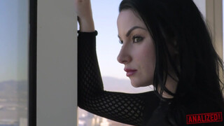 análized - Veruca James popsijába barna kárót nyomnak be