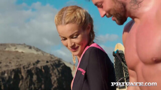 Private com - Cherry Kiss a bombázó szörfös spiné
