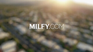 MILFY - Lexi Luna kefél a szerelő hapsival