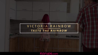 Victoria Rainbow a bombázó vékony milf