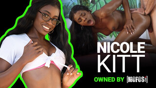 Mofos - Nicole Kitt a izgató hatalmas didkós néger picsa