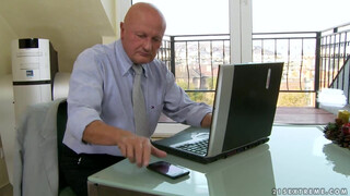Gyuribácsi imádja a fiatal spinét