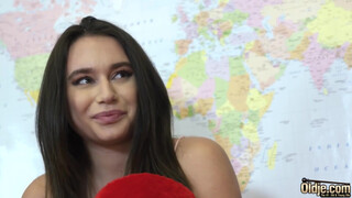 Ártatlan tini megdöngetve vén férfi által a pinában és arcra élvezés