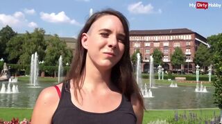 Német turista hölgyemény kültéri anális baszása