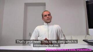 Izgató milf ügynök teszteli a durva csávót