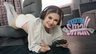 Pici tini kisasszony Aria Banks elkapja magas mostohabátyját Chris Epicet, aki a szobájában kézimunkázza a pöcse