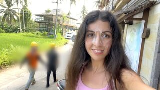 Aranyos tini csajszi nyaldossa a hamburgerét az arcára fröccsent geci közben közkifőzdében
