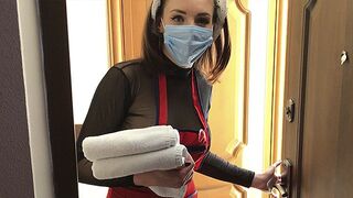 A szobalány visszatér a régi szállodába méretes mellével