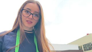 A kávézó lánya kocsiban szívja ki a golyóimat