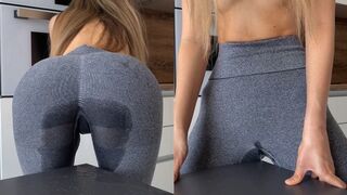 Tini bige vadul dörzsöli magát az asztalhoz, amíg a leggingse telis-tele spriccel