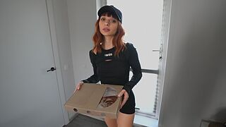 Fullos diáklány futár megette a pizzámat és megbasztam a szűk punciját