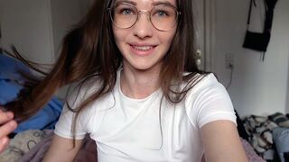Ártatlan tini durván reszeli nagyajkú punciját cowboy szerkóban!