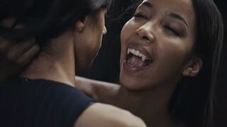 Ebony Vampire Mistress Lia Lin elcsábít egy latina méretes tőgyes tini muffot a Vampired durva domina játékában