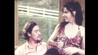 John Holmes nyalja a hölgyemény szaftos punáját a retro pornóban