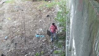 Krissy Kage néger hajjal rendesen tolva az elhagyott épületben