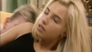 Timea Margot hatalmas dákót kap a retro Lover's Lane legelső epizódjában